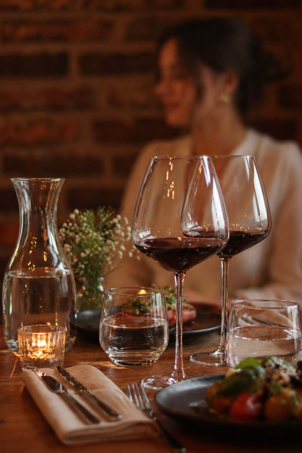 Vin och dukad middag mellan kvällsljus vid Kärnan — Restaurang Trappan 1899